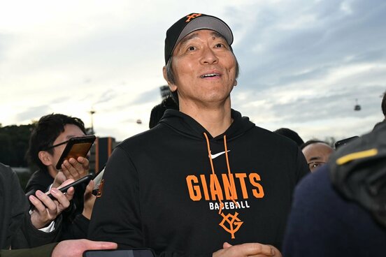取材を受ける松井秀喜監督