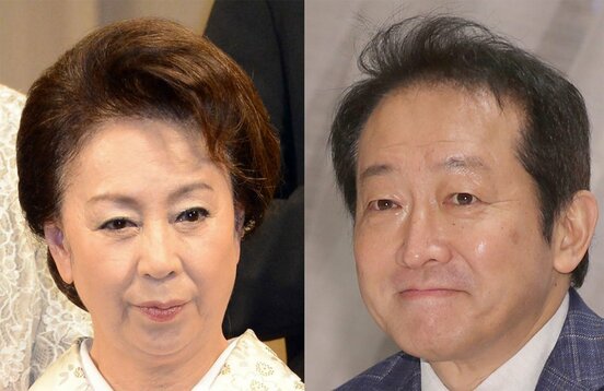 山本陽子さん（左）と追悼した辰巳琢郎