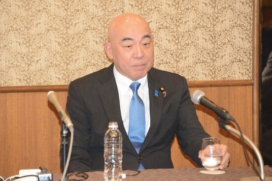 開票速報を見守る日本保守党の百田尚樹代表