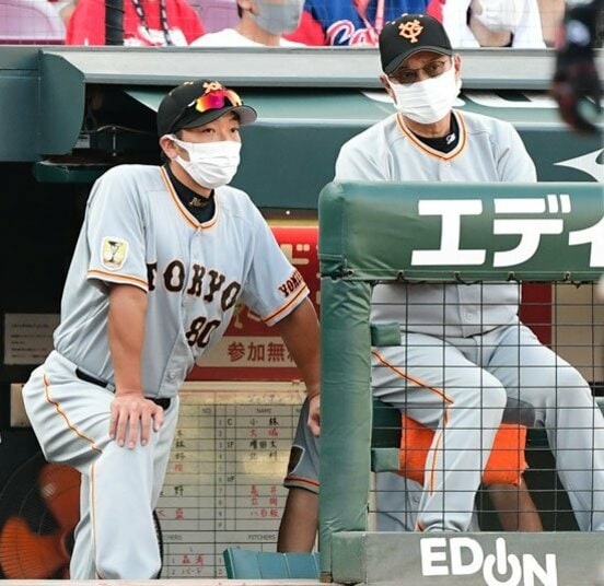  巨人・原辰徳監督（右）と阿部慎之助作戦コーチ（東スポWeb）