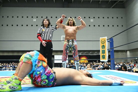 引退前の棚橋弘至(奥)に惜しくも屈した高橋ヒロム(手前)