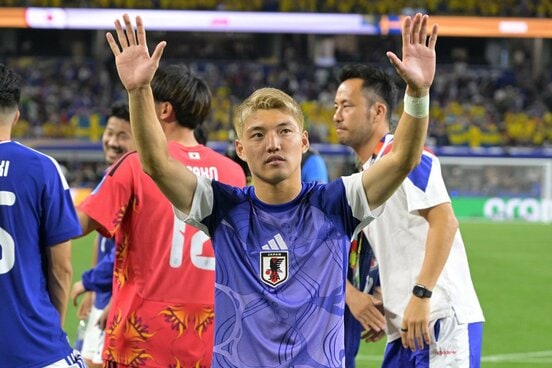 試合後サポーターに手を振る堂安律