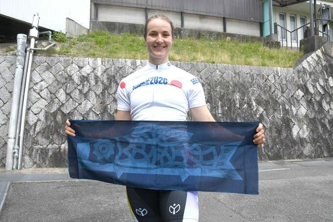 【防府競輪・競輪ワールドシリーズ】エレセ・アンドルーズが富海の藍染手拭いに感動「とても綺麗！」