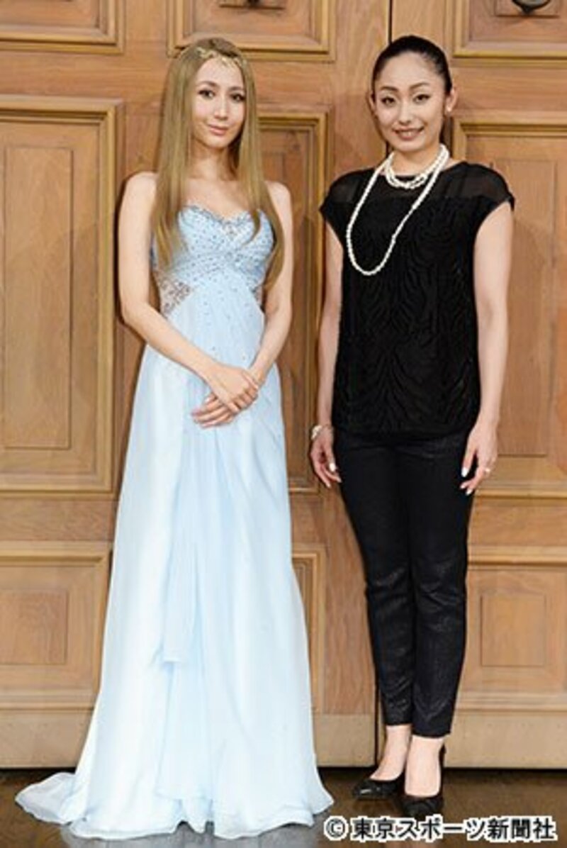 サラ・オレイン（左）と安藤美姫さん