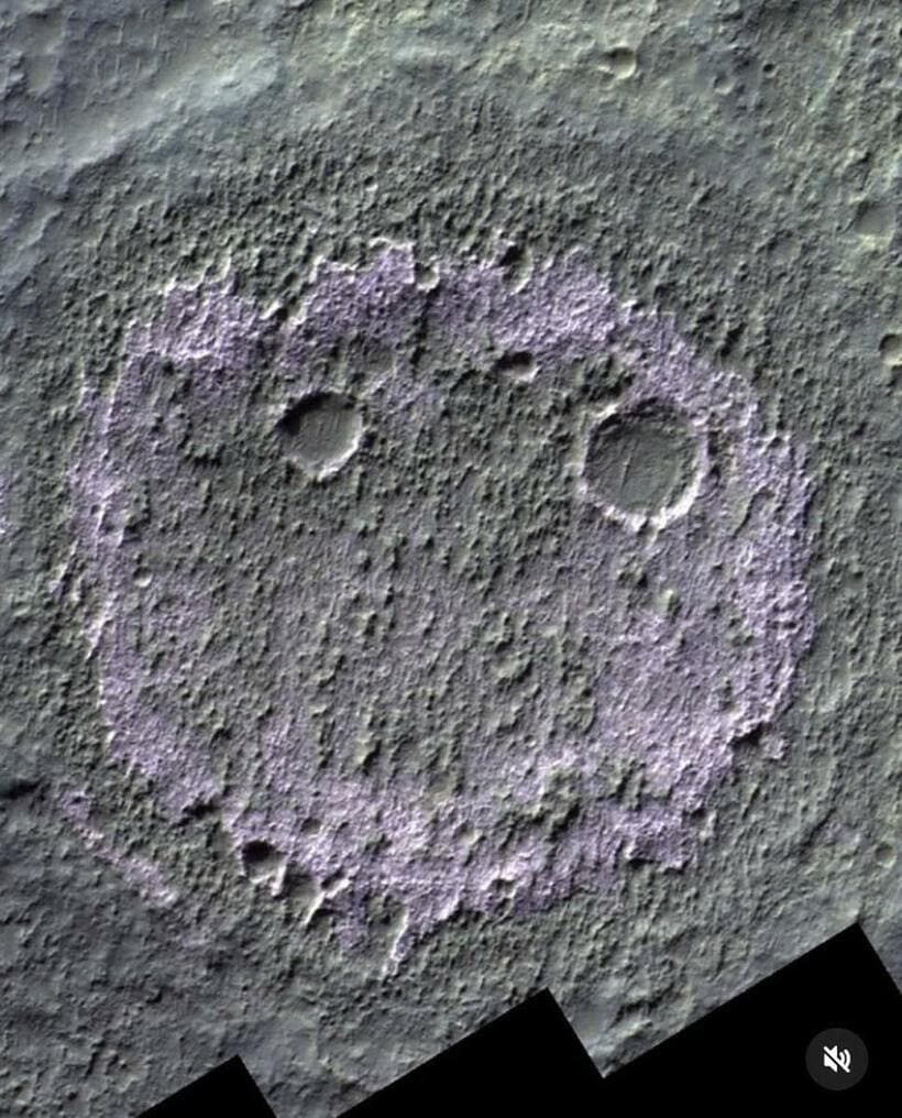火星表面に見つかったスマイリーフェース（ESAのインスタグラムから）