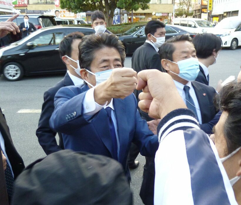  有権者とグータッチする安倍元首相（東スポWeb）