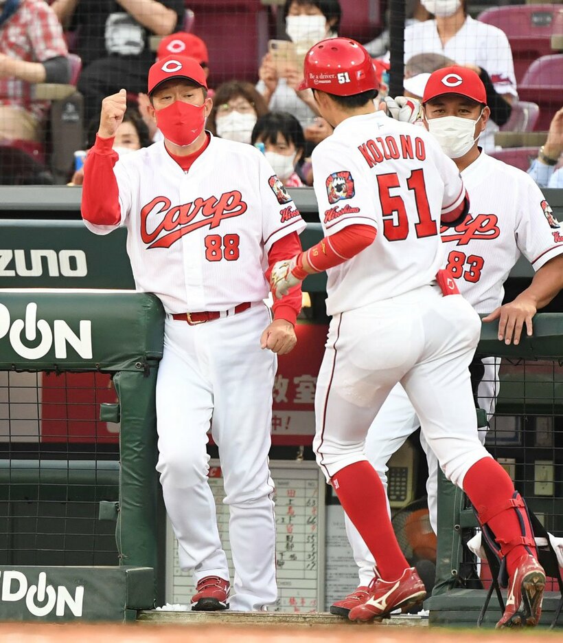  先制本塁打の小園を迎える広島・佐々岡監督（左）