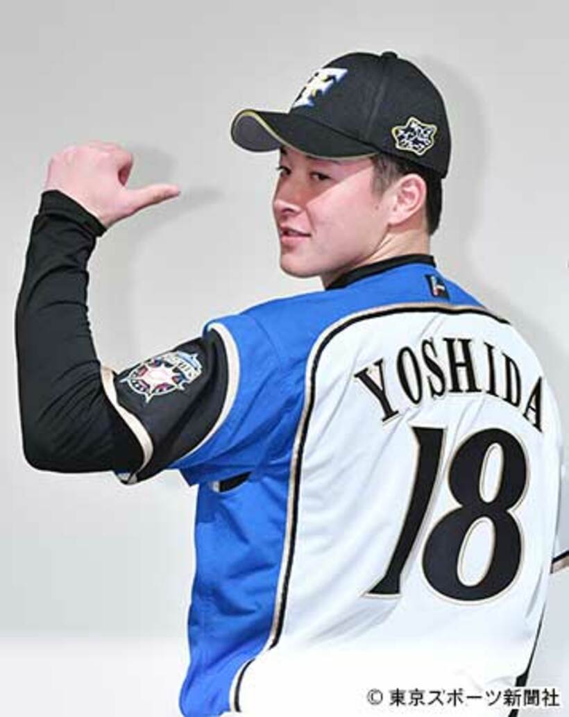  背番号１８を披露する吉田