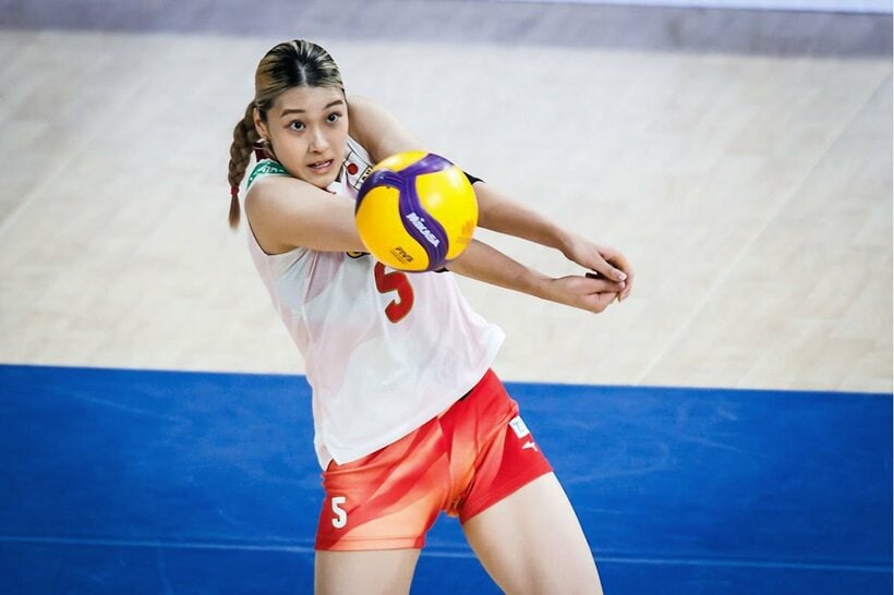 ボールを拾う佐藤淑乃（Volleyball World提供）