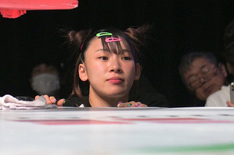 セコンドにつくフワちゃん