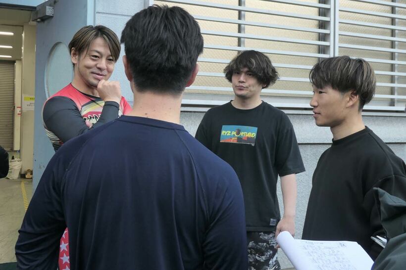 結束する近畿勢（右から）福永大智、土生敦弘、山本伸一、（背中は）中井太祐