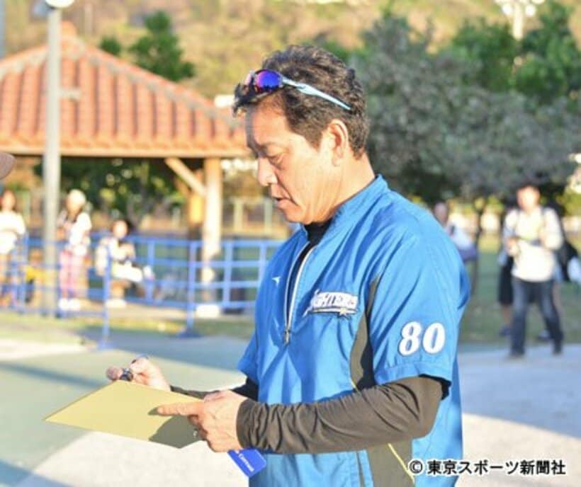  ファンのサインに応じる栗山監督