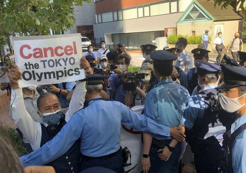  バッハ会長への抗議デモを警官隊が制止