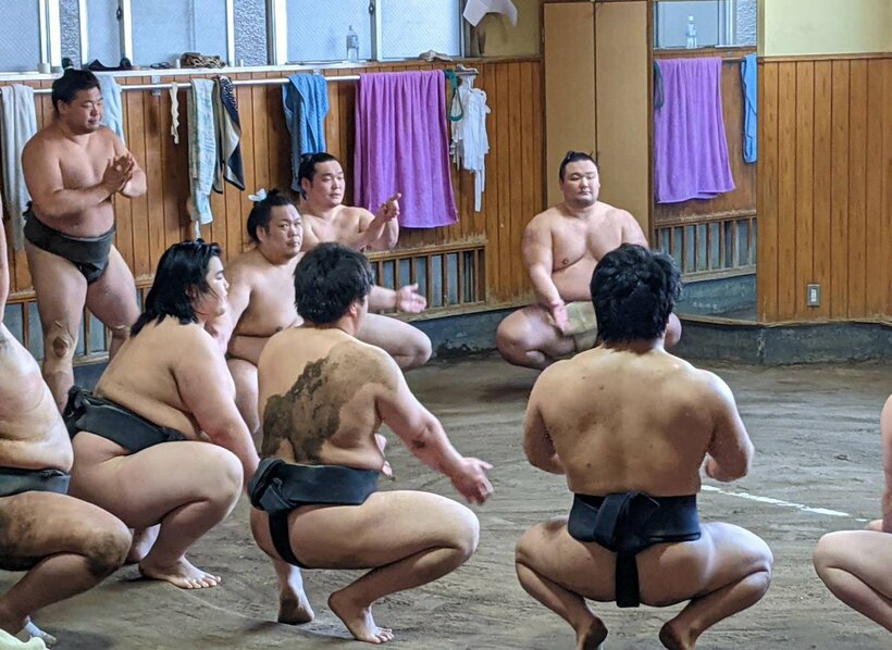  稽古で汗を流した朝乃山（中央右）
