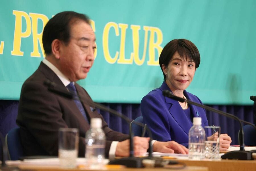 中道改革連合の野田共同代表（左）に質問する自民党総裁の高市首相（代表撮影）