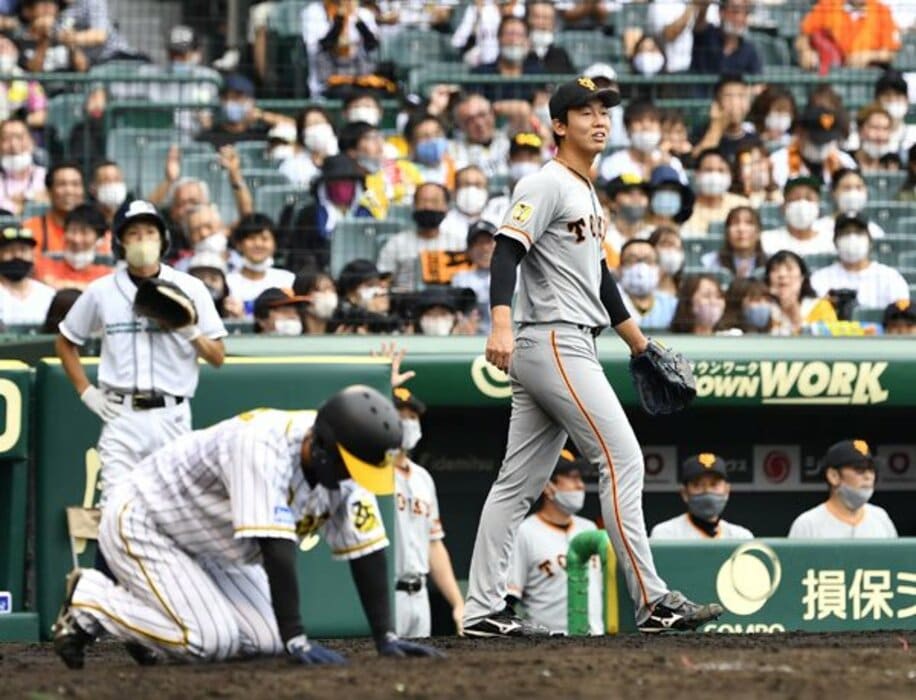  ５回に本塁突入しアウトになった阪神・近本（左）。右は巨人の先発・畠