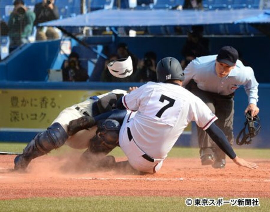  本塁突入で日大三・斎藤捕手（左）が負傷