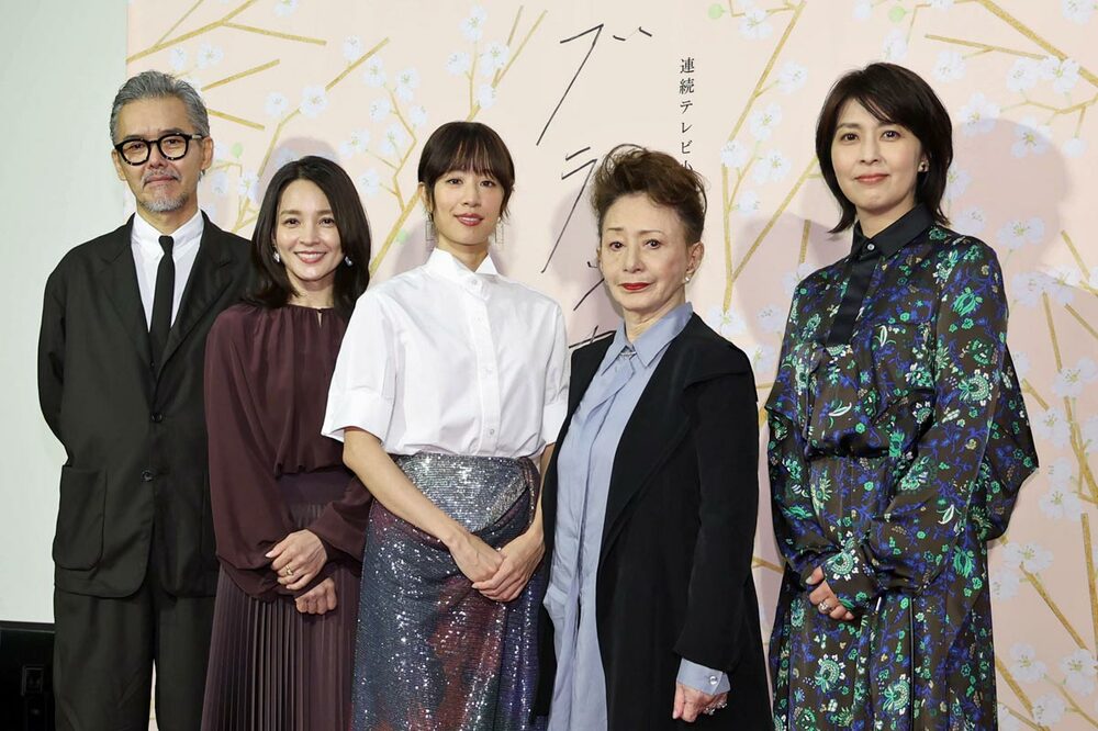 (左から)渡部篤郎、国仲涼子、石橋静河、加賀まりこ、松たか子