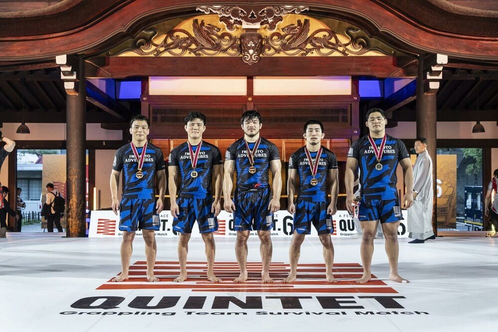 優勝したTEAM Iwamoto Adventures（左から）竹浦正起、石黒翔也、岩本健汰、米倉大貴、二ノ宮寛斗（©QUINTET）