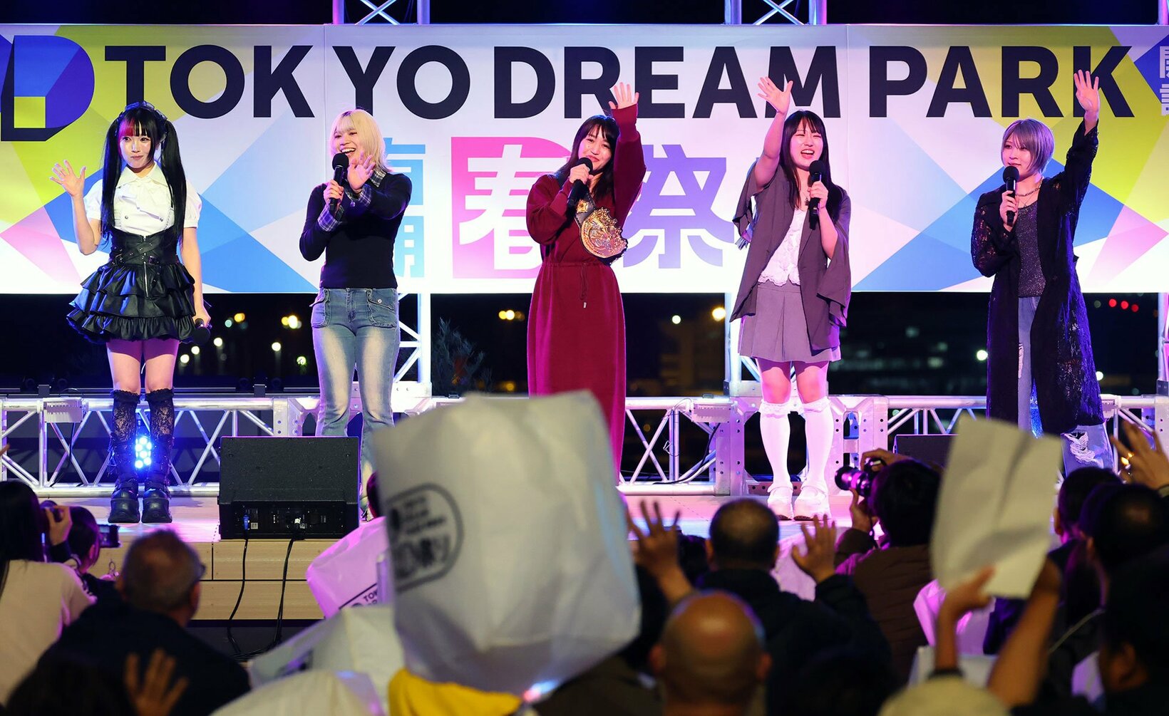 イベントに登壇した(左から)伊藤麻希、羽南、朱里、玖麗さやか、安納サオリ