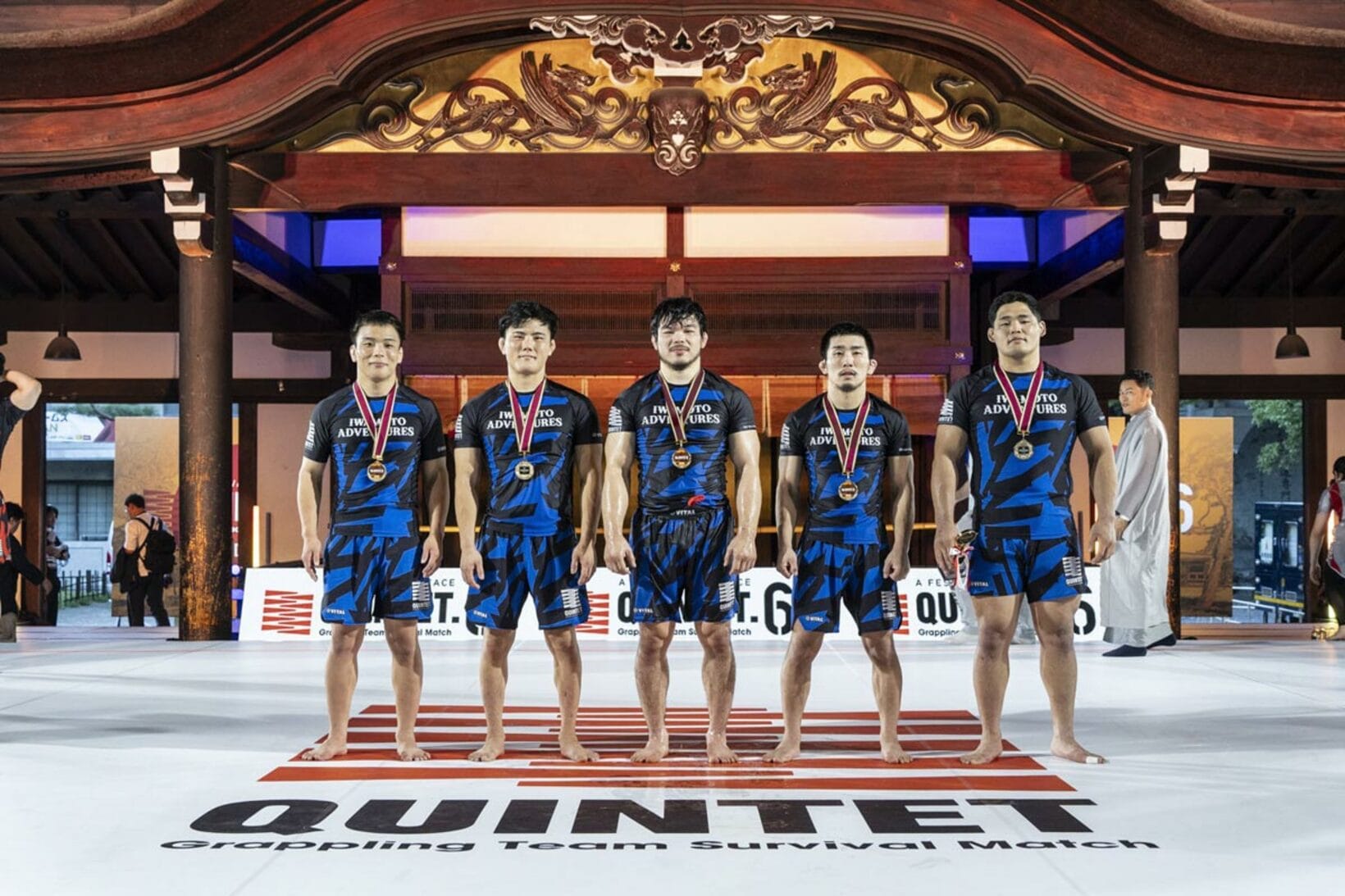 優勝したTEAM Iwamoto Adventures（左から）竹浦正起、石黒翔也、岩本健汰、米倉大貴、二ノ宮寛斗（©QUINTET）