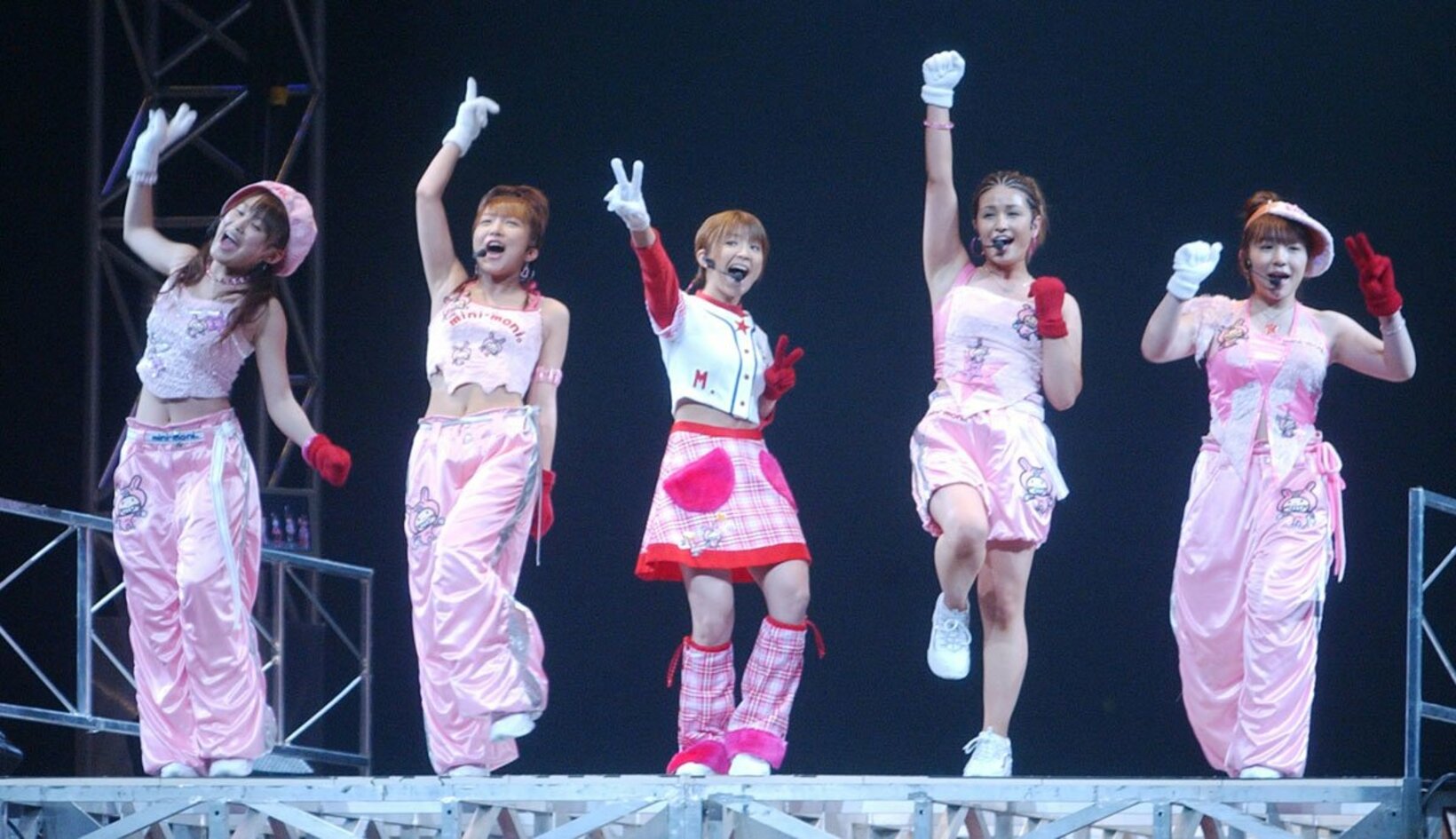 左から高橋愛、辻希美、矢口真里、ミカ、加護亜依