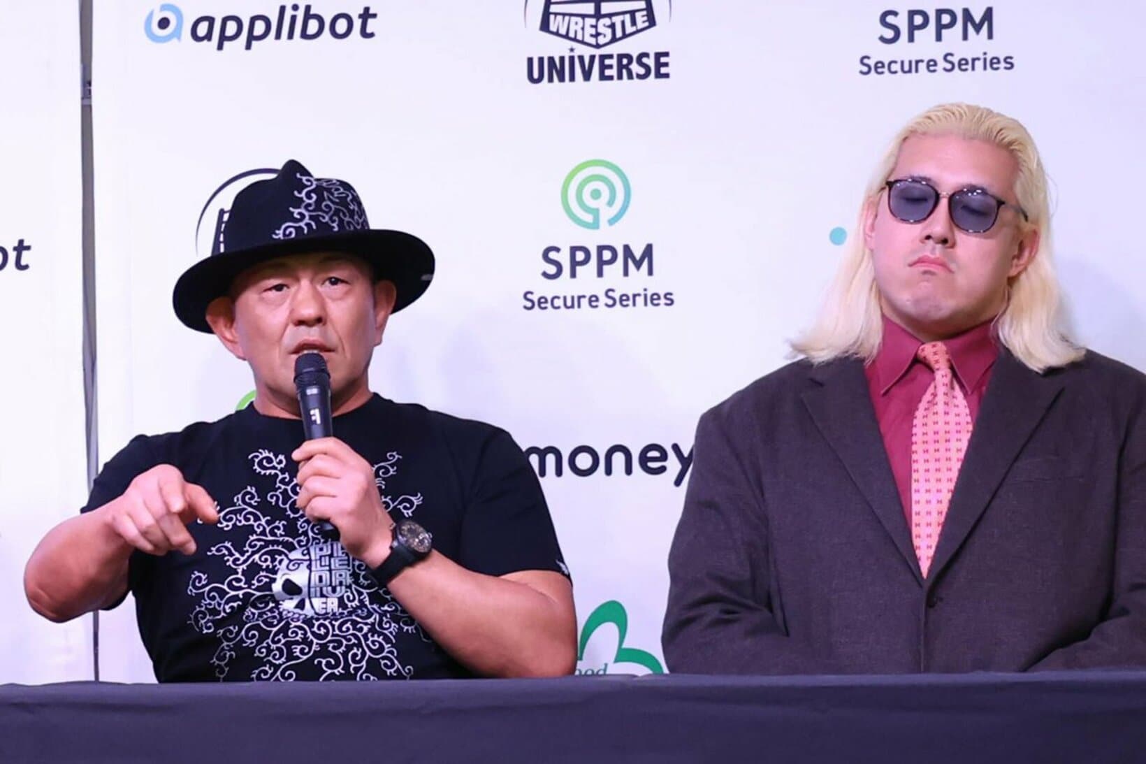 鈴木みのる（左）と納谷幸男