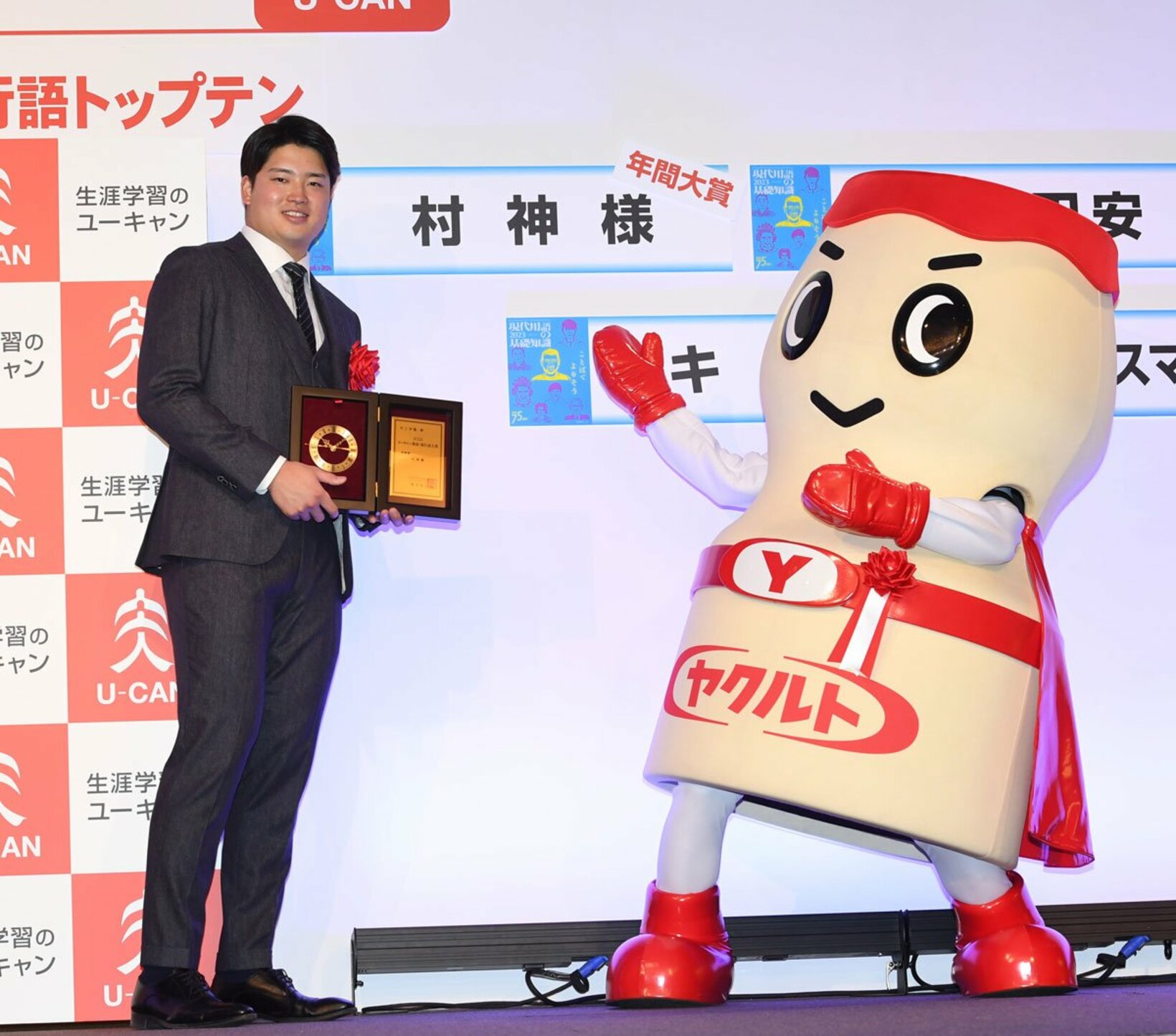 村上宗隆とヤクルトマン(右)
