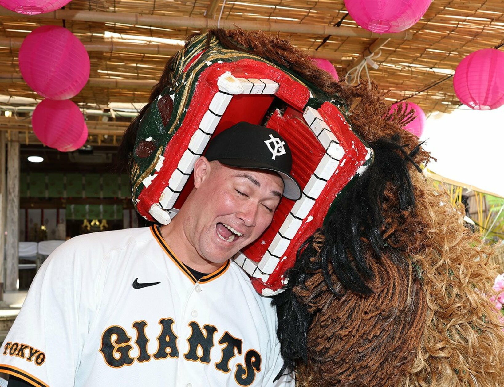 参拝した沖宮で、獅子にかまれる巨人・リチャード
