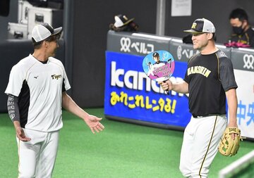  糸井（左）をイジるサンズ