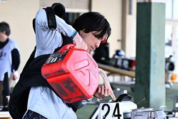 ガソリンを給油する清水敦揮（２０２６年４月２２日）