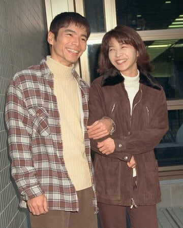 １９９５年に入籍会見を行った深沢邦之と田中美佐子