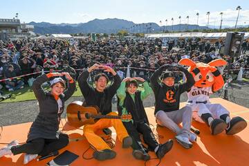 ファンイベントで記念撮影する（左２人目から）ＨＯＮＥＢＯＮＥのＫＡＷＡＧＵＣＨＩとＥＭＩＬＹ、丸佳浩