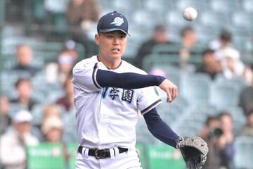 悪送球で先制点を与えた高川学園・木下瑛二