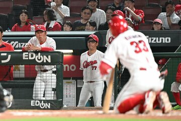 ９回、三振に倒れラストバッターとなった菊池（右）を見つめる広島・新井監督（左）