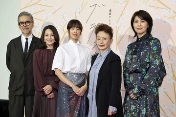 （左から）渡部篤郎、国仲涼子、石橋静河、加賀まりこ、松たか子