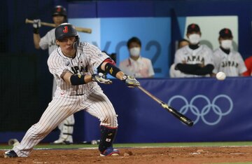  ３回、ライト前ヒットを放った甲斐