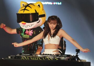 大胆衣装でＤＪするてんちむ