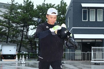 雨の中、室内練習場に向かったソフトバンク・海野隆司