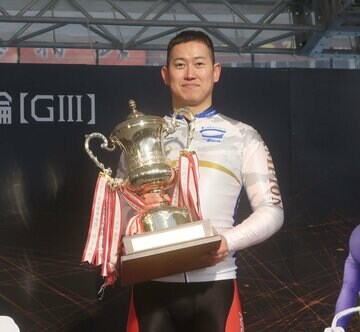 優勝した脇本雄太は「いわき金杯」を掲げて笑顔