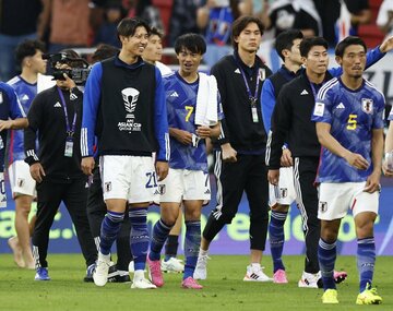 試合後、勝利を喜ぶ三笘（中央）（ロイター）