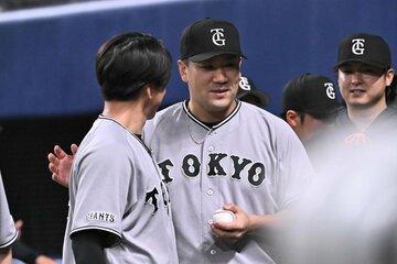 ウイニングボールを大勢（左）から受け取る田中将大