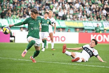 先制ゴールを決めた松村優太（右）