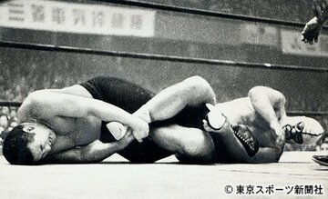  ２度目のシングルで力道山（左）を追い込むデストロイヤー（６３年１２月２日）