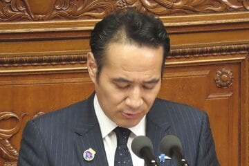 ペーパーを読み上げた