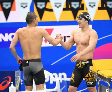  ２位で五輪切符を手中にした井狩(左)を称える１位の瀬戸