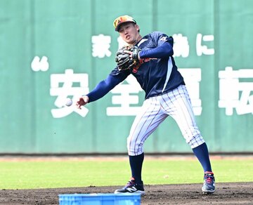 この日は二塁で守備練習を行った広島・小園海斗