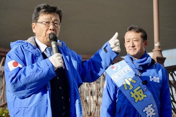 小坂英二氏（右）の応援に駆け付けた北村晴男氏
