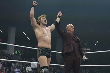 オカダ・カズチカ(左)とドン・キャリス （ⒸAll Elite Wrestling）