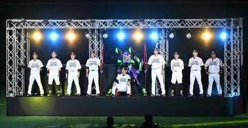 エヴァンゲリオンのテーマ曲で入場した藤本監督（中）らソフトバンクスタメンメンバー